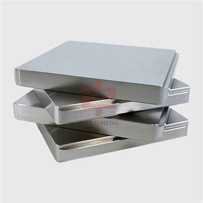 Como manusear placas quadradas de titânio puro durante a instalação?